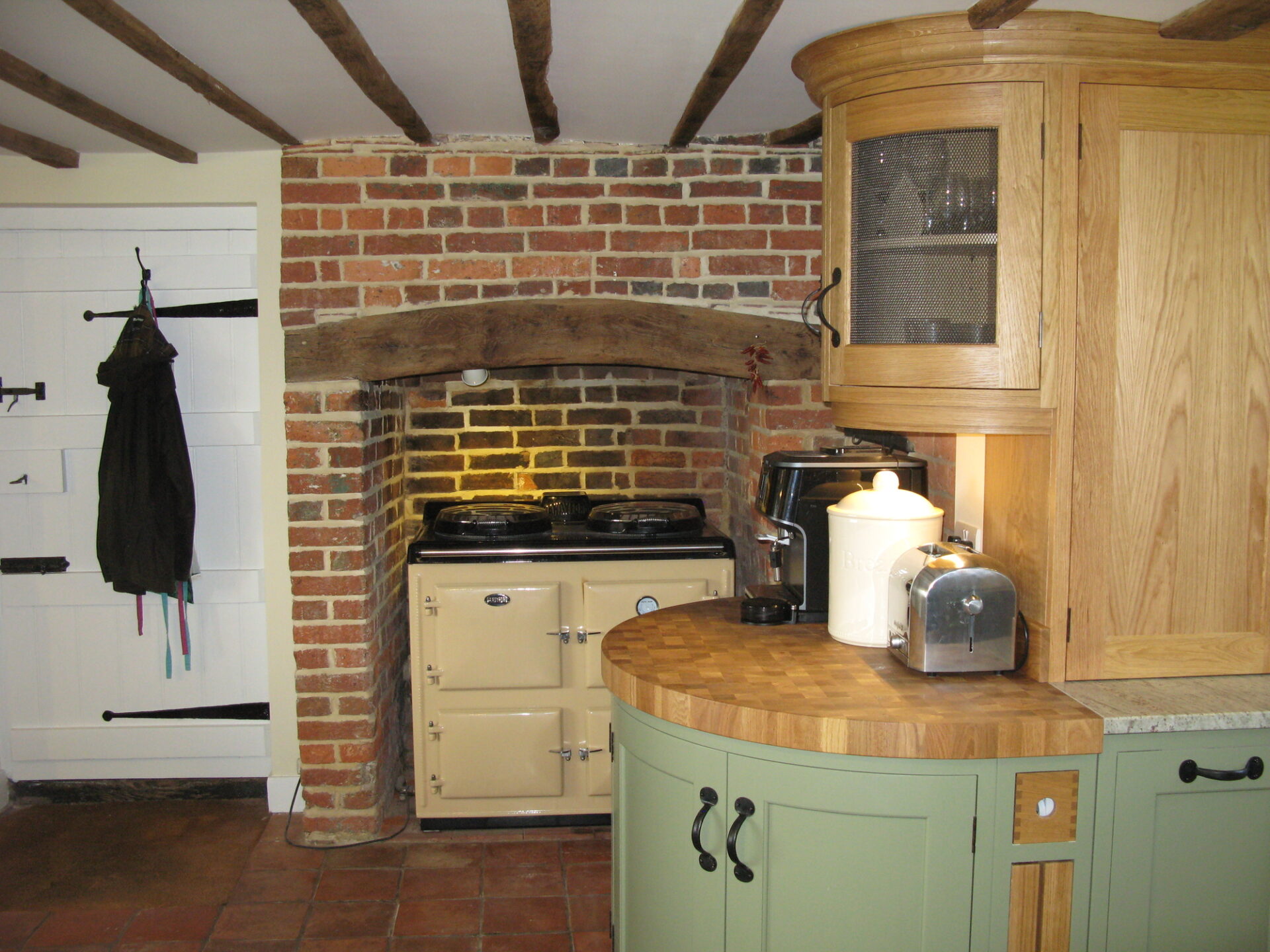 High Halden, East Sussex Traditional English kitchen curved units